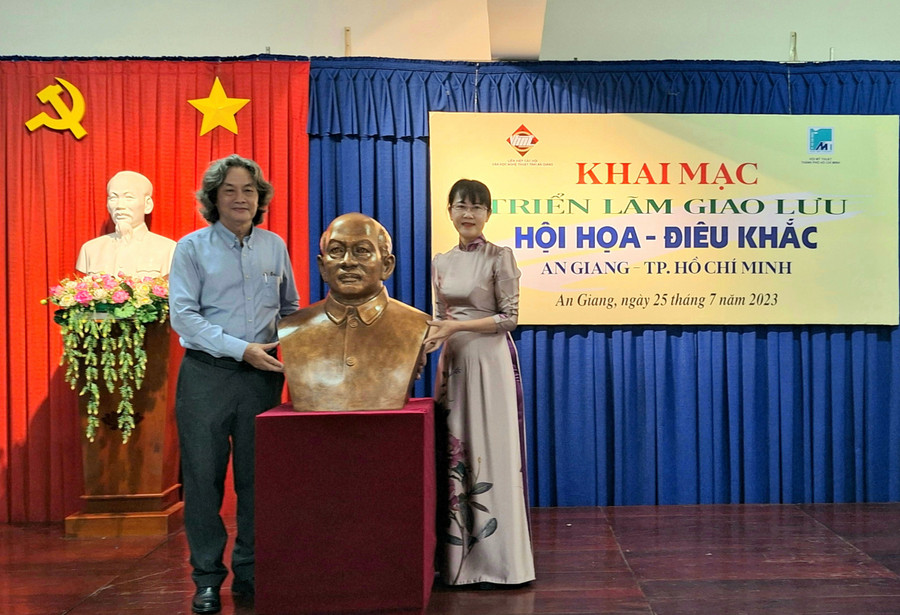 Hội Mỹ thuật TPHCM trao tặng tượng điêu khắc chân dung Chủ tịch Tôn Đức Thắng cho Bảo tàng tỉnh An Giang.