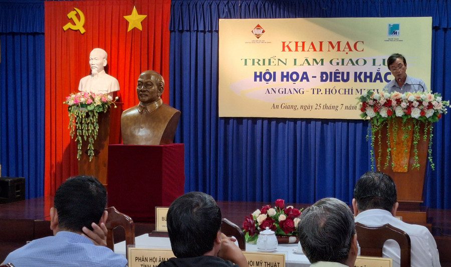 Họa sỹ Bùi Quang Vinh - Chủ tịch Liên hiệp các Hội VHNT An Giang phát biểu khai mạc triển lãm.