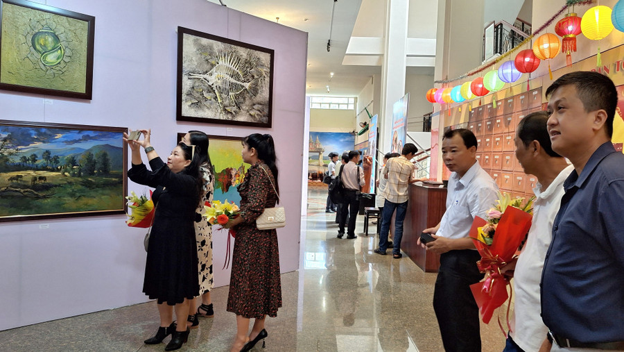 Đại biểu và khách tham quan triển lãm.