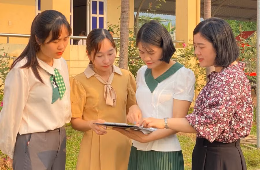 Cô Hoàng Thị Hiền (thứ 2 từ bên phải). Ảnh: NVCC