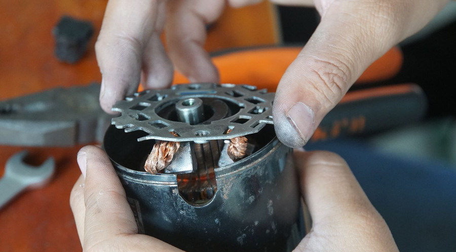 Sinh viên Trường Cao đẳng Đại Việt Sài Gòn thực hành với chi tiết máy. Ảnh: Mạnh Tùng Sinh viên Trường Cao đẳng Đại Việt Sài Gòn thực hành với chi tiết máy. Ảnh: Mạnh Tùng