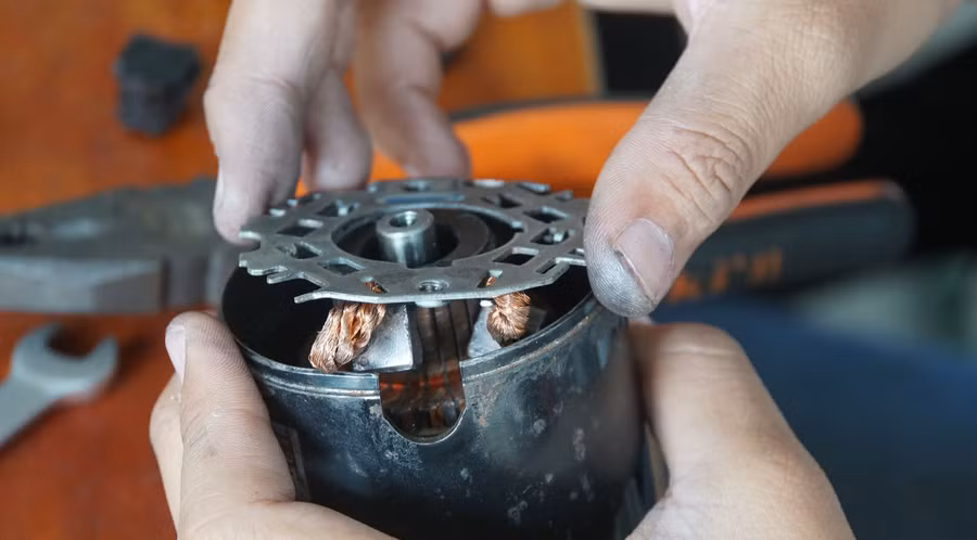 Sinh viên Trường Cao đẳng Đại Việt Sài Gòn thực hành với chi tiết máy. Ảnh: Mạnh Tùng