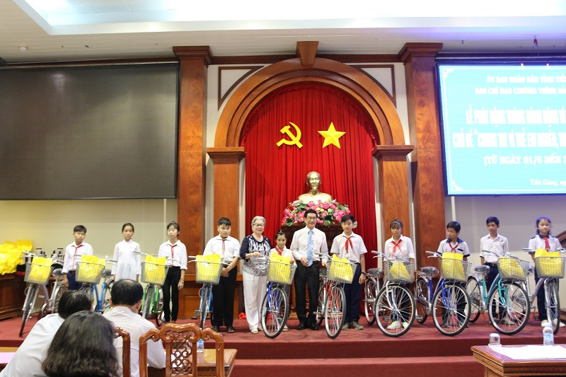 Trao xe đạp cho HS hoàn cảnh khó khăn Trao xe đạp cho HS hoàn cảnh khó khăn