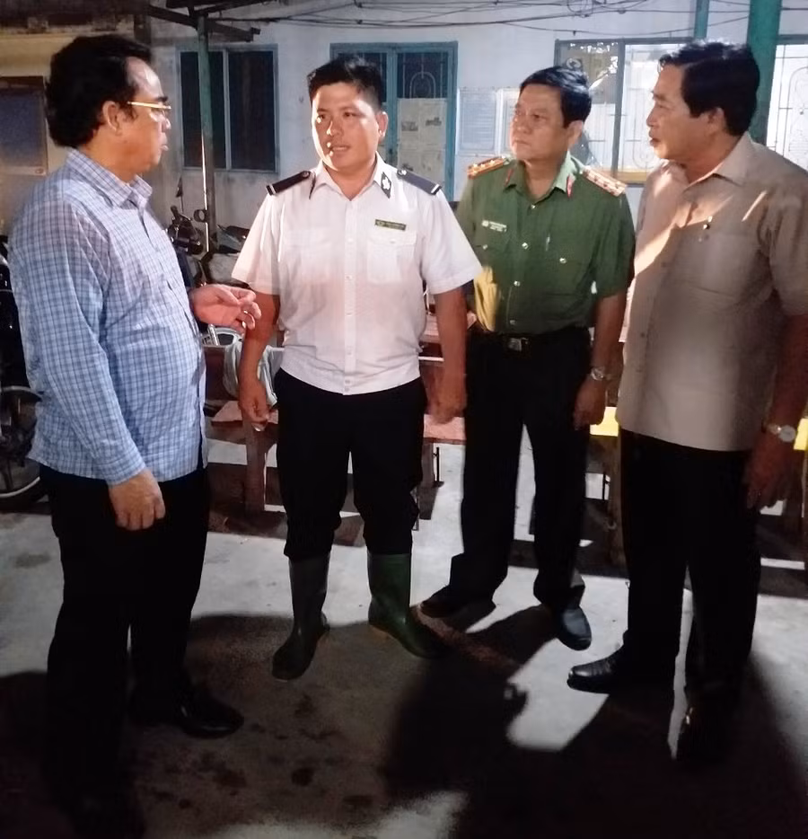 Chủ tịch UBND tỉnh Bạc Liêu Dương Thành Trung (bìa trái) đi kiểm tra các lò giết mổ lợn trên địa bàn