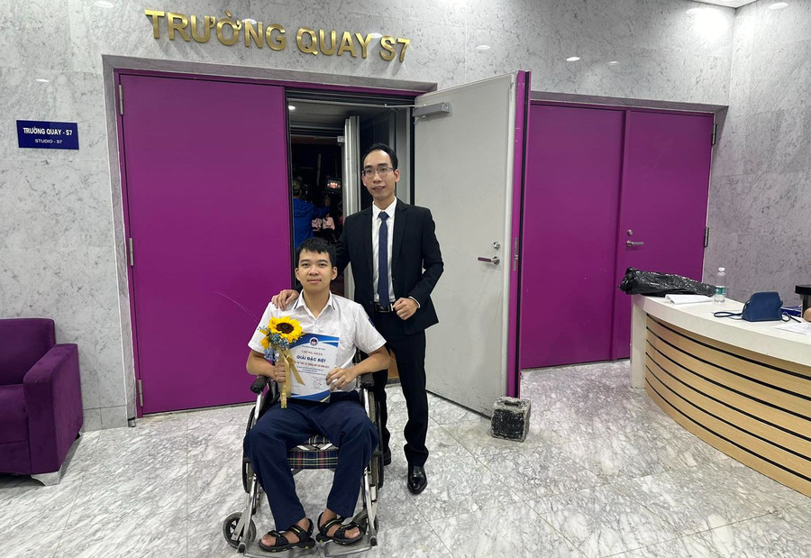 Nguyễn Minh Kiệt và thầy giáo Nguyễn Ngọc Quân. Nguyễn Minh Kiệt và thầy giáo Nguyễn Ngọc Quân.