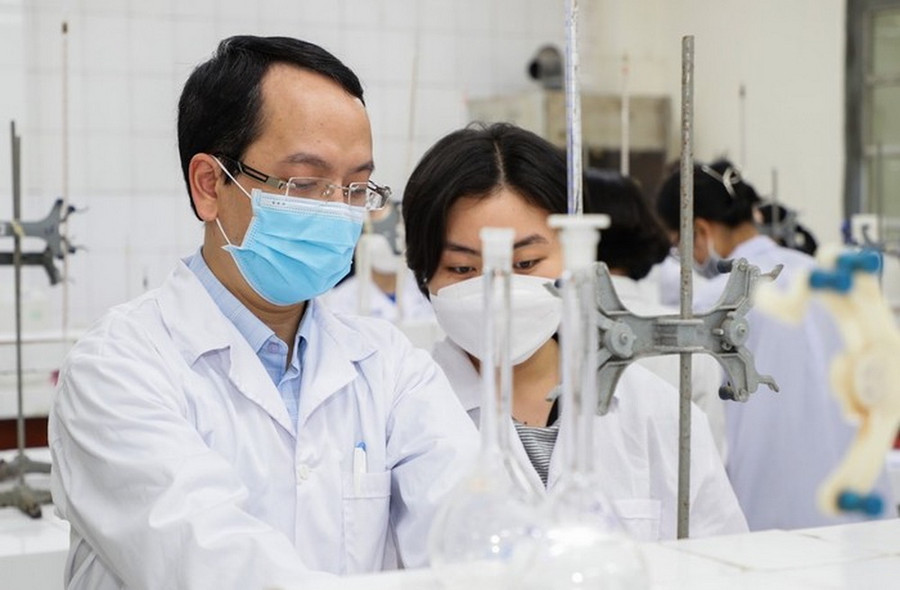 Sinh viên và giảng viên Trường ĐH Khoa học Tự nhiên (ĐH Quốc gia Hà Nội) trong giờ thực hành. Ảnh: NTCC