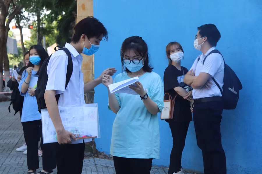 Cùng đối chiếu kết quả bài làm môn Anh văn