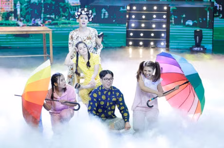Nhat Kim Anh tuc gian, cai tay doi voi dan anh ngay tren ghe nong - Anh 8