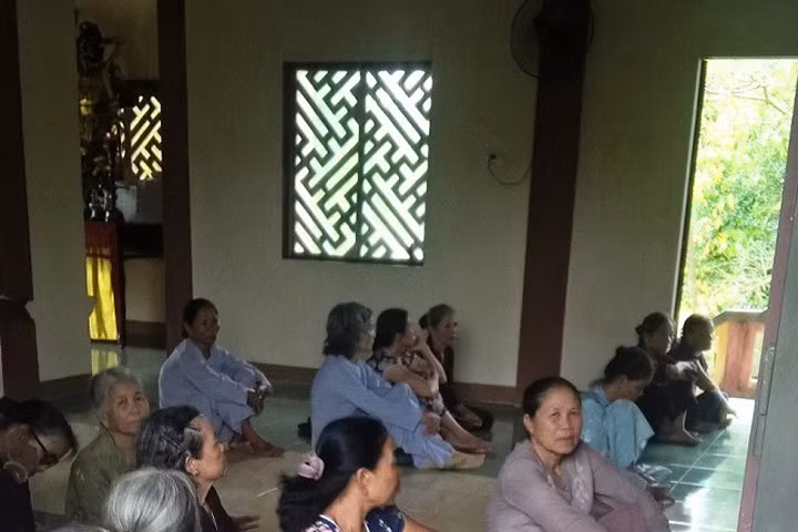 Trắng đêm "bao vây" bắt cô gái được sư thầy giấu trong phòng ngủ