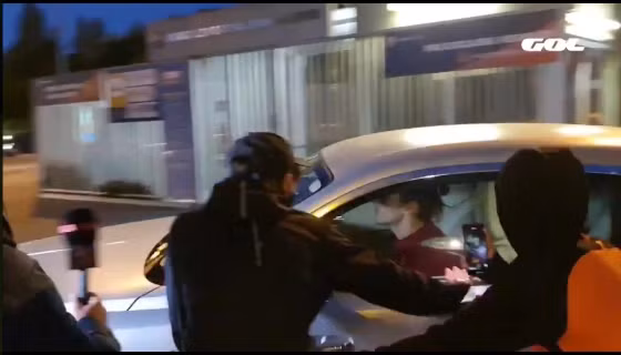 Một số người hâm mộ quá khích đã chặn xe của Griezmann.