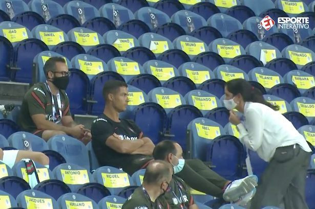 Một mình Ronaldo không đeo khẩu trang theo qui định của UEFA. Một mình Ronaldo không đeo khẩu trang theo qui định của UEFA.