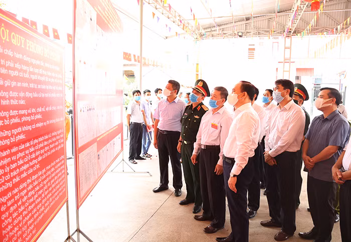 Đoàn kiểm tra tại khu vực bỏ phiếu số 1, thị trấn Tây Đằng