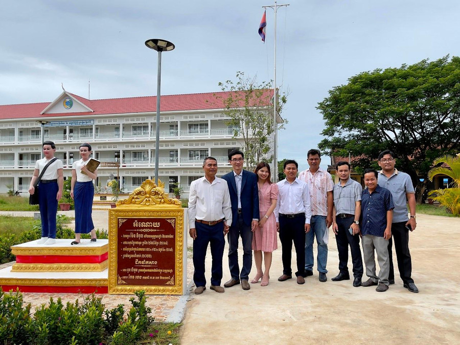 Đoàn công tác Trường ĐH Trà Vinh đến thăm Trường THPT Hun Sen Chek. Đoàn công tác Trường ĐH Trà Vinh đến thăm Trường THPT Hun Sen Chek.