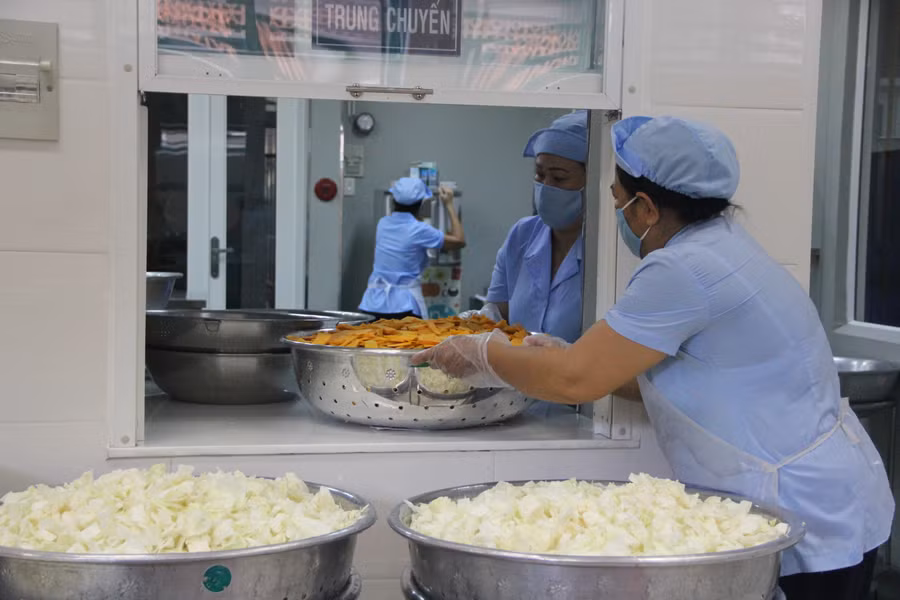 Làm sạch thực phẩm và chuyển vào bếp nấu