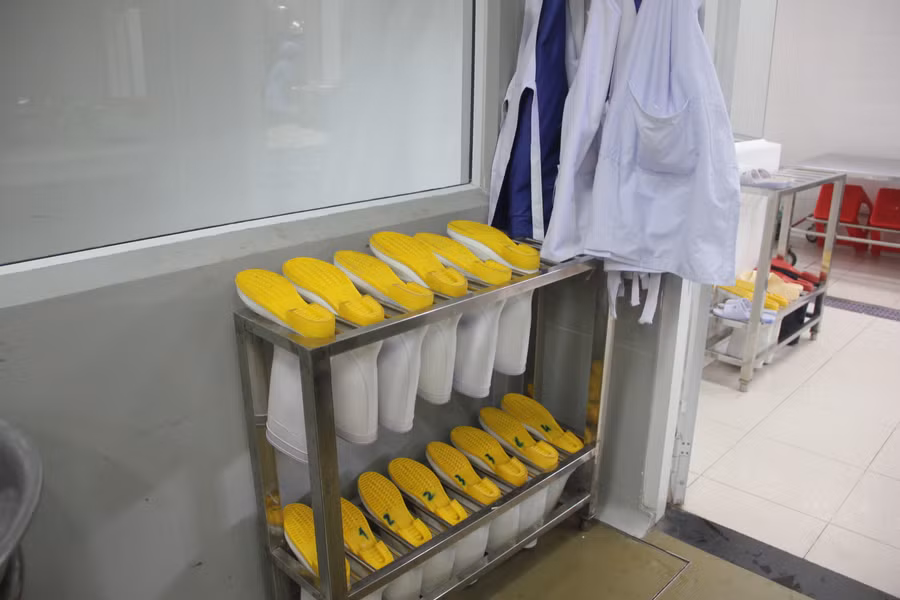 Đồ dùng riêng cho nhân viên nhà bếp được xếp gọn gàng, sạch sẽ