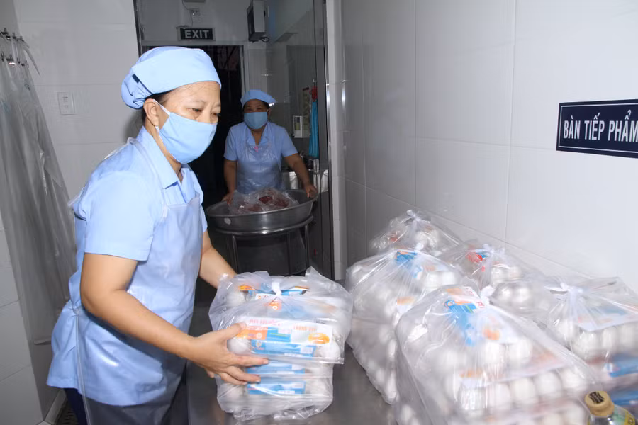 Nhận thực phẩm từ 5h30 sáng