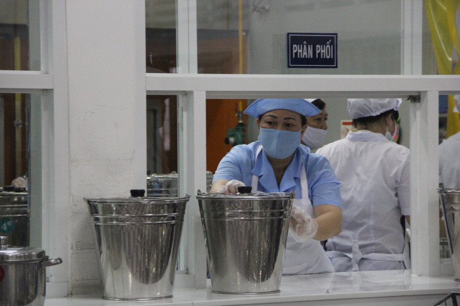 Thức ăn được chia theo khẩu phần từng lớp sau khi nấu