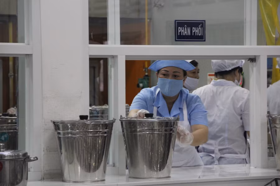 Thức ăn được chia theo khẩu phần từng lớp sau khi nấu