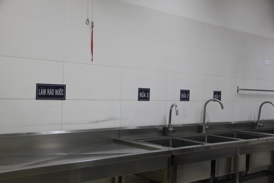 Khu rửa dụng cụ ăn uống sau ăn được thiết kế biệt lập khu rửa thực phẩm