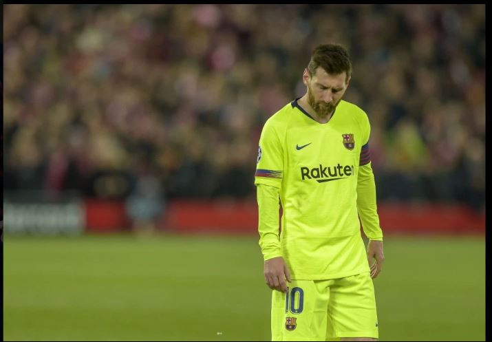 Trái lại, đám đông giơ “ngón tay thối” đòi Chủ tịch Bartomeu phải từ chức.