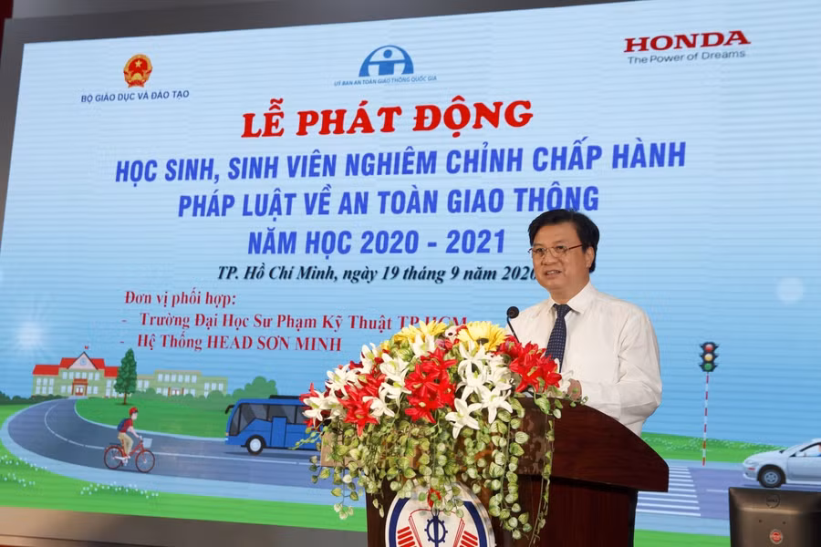 Thứ trưởng Bộ GD-ĐT phát biểu tại lễ ra quân phát động học sinh, sinh viên nghiêm chỉnh chấp hành pháp luật về ATGT năm học 2020-2021