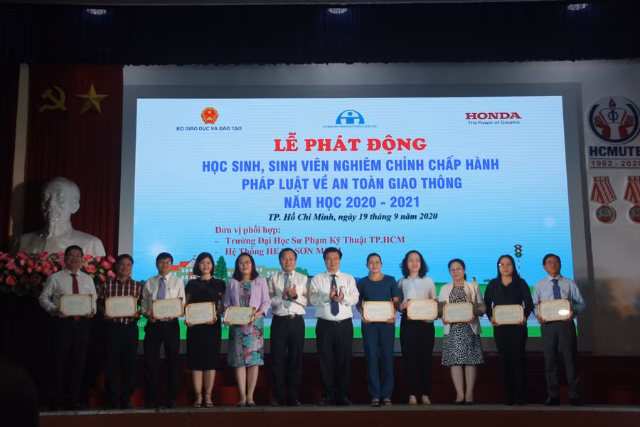 Đại diện lãnh đạo Sở GD-ĐT, các trường ĐH tham gia ký cam kết về tăng cường công tác giáo dục ATGT trong trường học năm 2020-2021