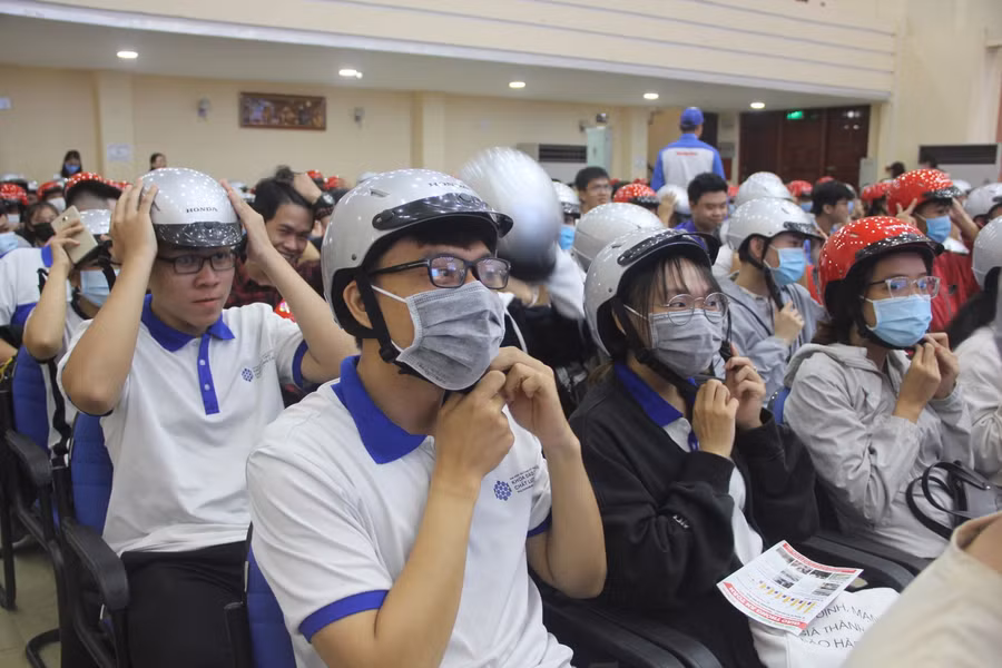 Học sinh, sinh viên tham gia buổi lễ được tặng mũ bảo hiểm đạt chuẩn