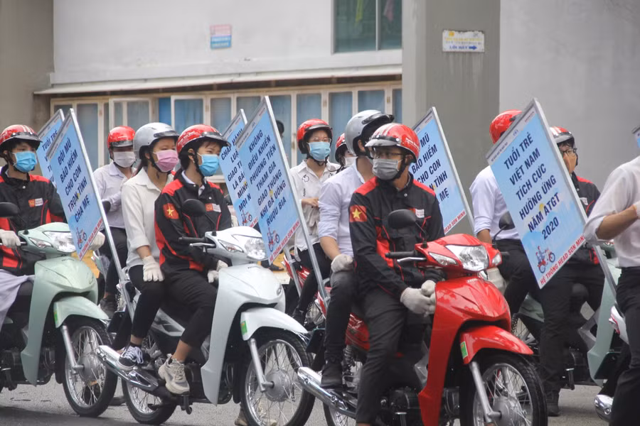 Các sinh viên tham gia diễu hành để tuyên truyền về ý thức tham gia giao thông sau buổi lễ ra quân phát động