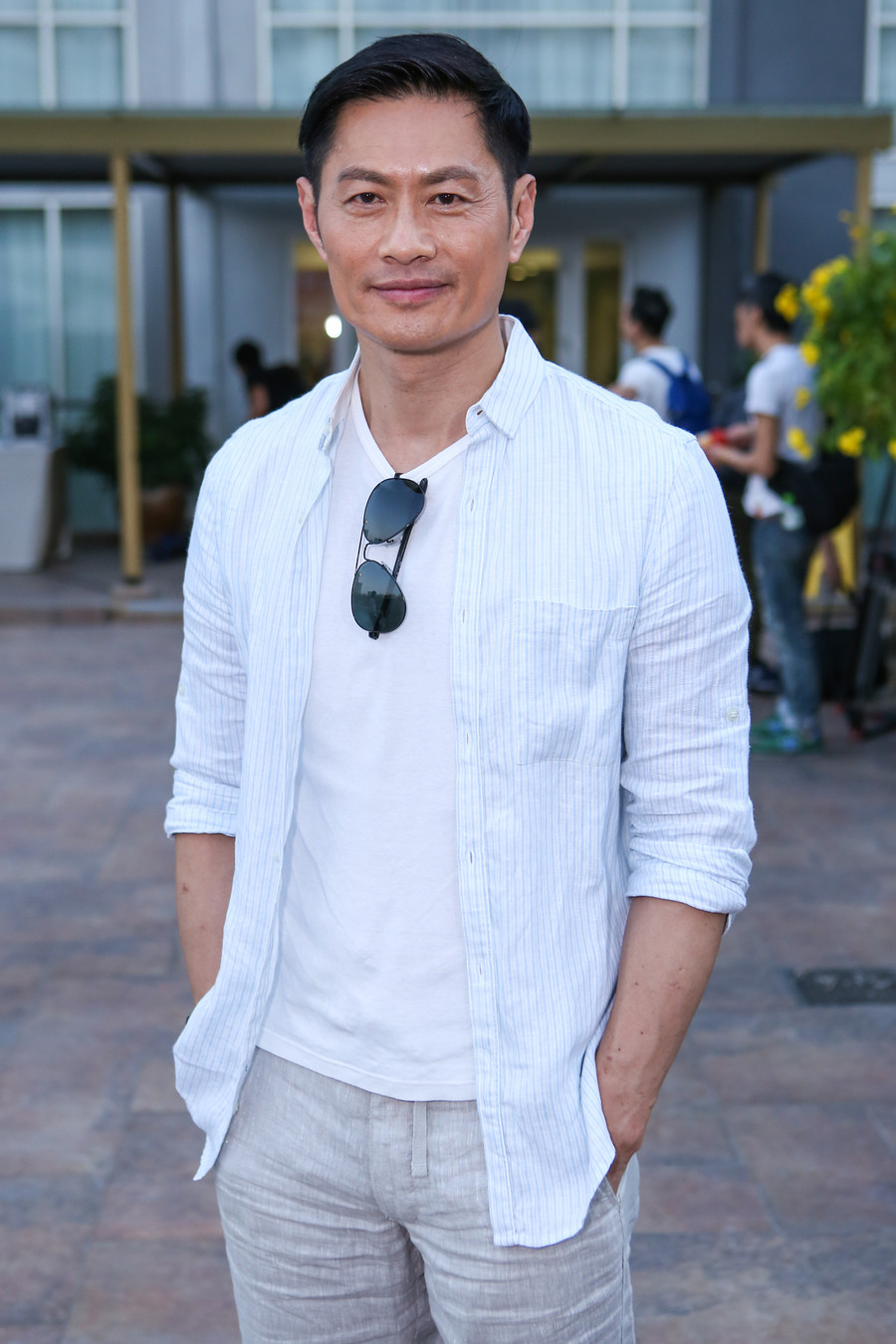 Huỳnh Đức Bân luôn nở nụ cười thân thiện. Nam diễn viên phải mất nhiều năm tìm chỗ đứng ở đài TVB. Trước khi được khán giả yêu mến anh từng trải qua thời gian làm thợ hồ và phụ xe... Huỳnh Đức Bân luôn nở nụ cười thân thiện. Nam diễn viên phải mất nhiều năm tìm chỗ đứng ở đài TVB. Trước khi được khán giả yêu mến anh từng trải qua thời gian làm thợ hồ và phụ xe...