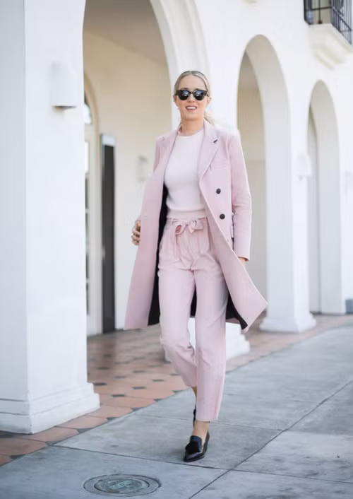 cach mac mau hong dep ma khong sen cho nu cong so - 6