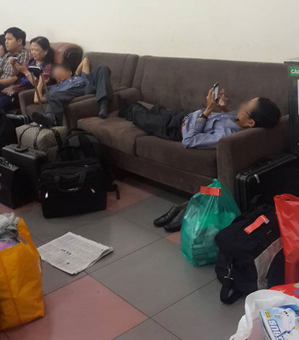 Khó tin với hành động của 2 người đàn ông ở sân bay Khó tin với hành động của 2 người đàn ông ở sân bay