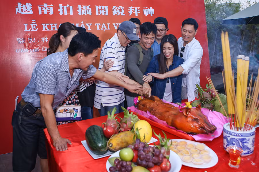 Sao phim Kong: Skull Island thì Sự hồi sinh chí mạng là đoàn phim nước ngoài thứ 2 đến Việt Nam quay. Năm 2015, giám chế Lâm Chí Hoa đã sang Việt Nam khảo sát địa điểm quay.