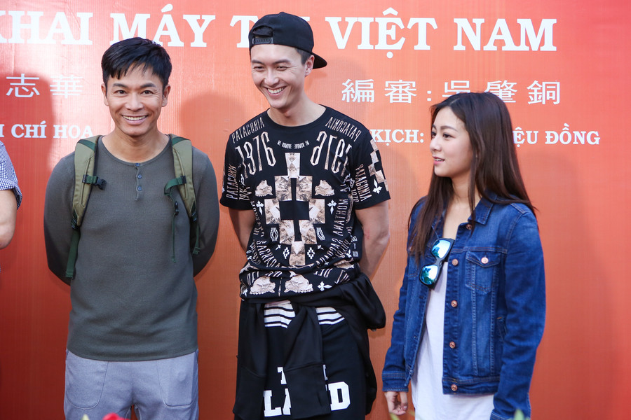 Diễn viên trẻ Vương Hạo Tín (ở giữa) là người sôi nổi nhất đoàn phim. Anh thường trêu trọc đồng nghiệp bằng những câu nói và hành động hài hước. Diễn viên trẻ Vương Hạo Tín (ở giữa) là người sôi nổi nhất đoàn phim. Anh thường trêu trọc đồng nghiệp bằng những câu nói và hành động hài hước.