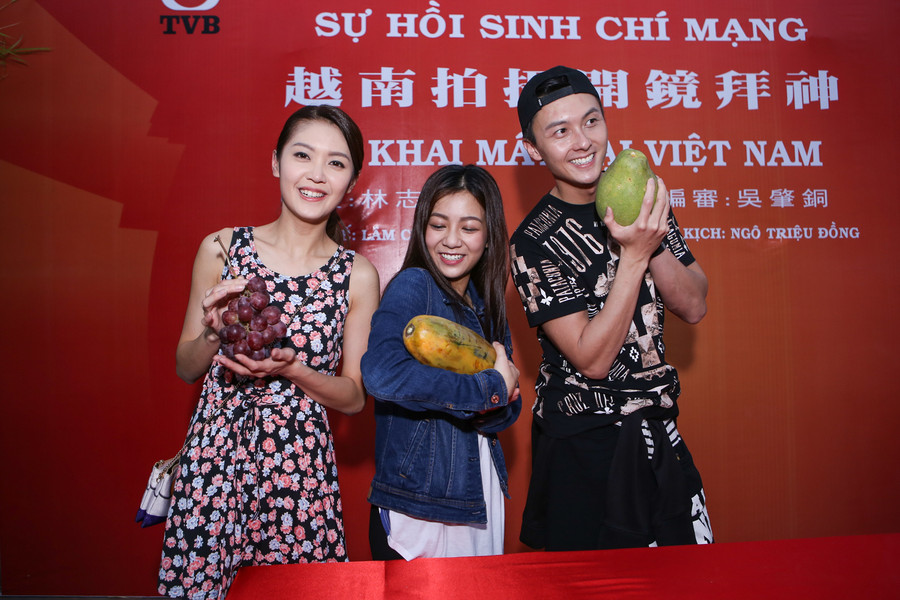 Bộ ba diễn viên trẻ Trần Đình Hân (thứ nhất từ trái qua), Hà Nhạn Thi và Vương Hạo Tín tạo dáng tinh nghịch trước ống kính. Bộ ba diễn viên trẻ Trần Đình Hân (thứ nhất từ trái qua), Hà Nhạn Thi và Vương Hạo Tín tạo dáng tinh nghịch trước ống kính.