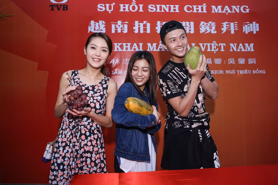 Bộ ba diễn viên trẻ Trần Đình Hân (thứ nhất từ trái qua), Hà Nhạn Thi và Vương Hạo Tín tạo dáng tinh nghịch trước ống kính.