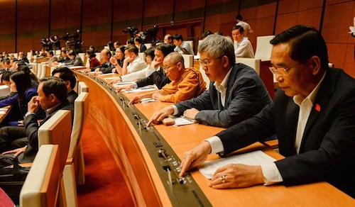 Các đại biểu bấm nút thông qua Nghị quyết về việc miễn nhiệm Chủ tịch Quốc hội và Chủ tịch Hội đồng bầu cử quốc gia. quoc-hoi-bau-lanh-dao-moi-mien-nhiem-chu-tich-nuoc