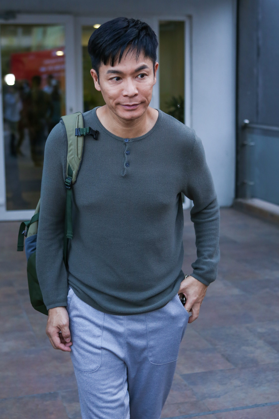 Nam diễn viên sinh năm 1964 giản dị mặc áo thun, khoác ba lô xuất hiện tại buổi khai máy phim. Quách Tấn An rất bất ngờ khi vừa đặt chân tới sân bay Tân Sơn Nhất thì nhiều fan nhận ra và chào đón anh. Nam diễn viên sinh năm 1964 giản dị mặc áo thun, khoác ba lô xuất hiện tại buổi khai máy phim. Quách Tấn An rất bất ngờ khi vừa đặt chân tới sân bay Tân Sơn Nhất thì nhiều fan nhận ra và chào đón anh.