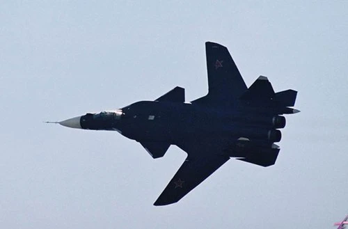 Tiêm kích tàng hình thử nghiệm với kiểu cánh ngược Su-47.