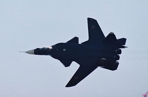 Tiêm kích tàng hình thử nghiệm với kiểu cánh ngược Su-47.
