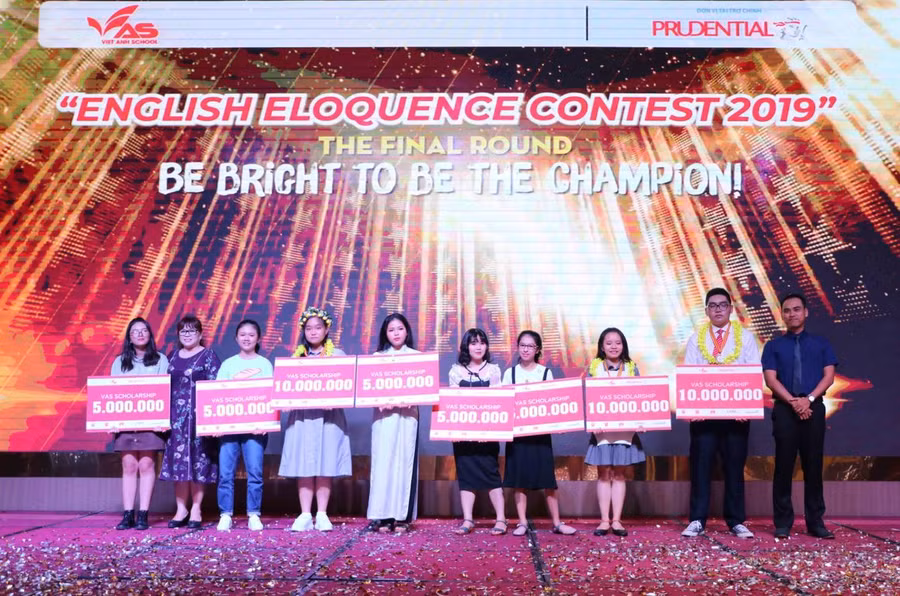 Ban Tổ chức trao giải và học bổng cho thí sinh đạt giải tại cuộc thi Hùng biện Tiếng Anh cấp tỉnh.