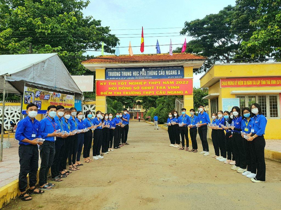 Đội hình Tiếp sức mùa thi năm 2022 tại huyện Cầu Ngang, Trà Vinh.