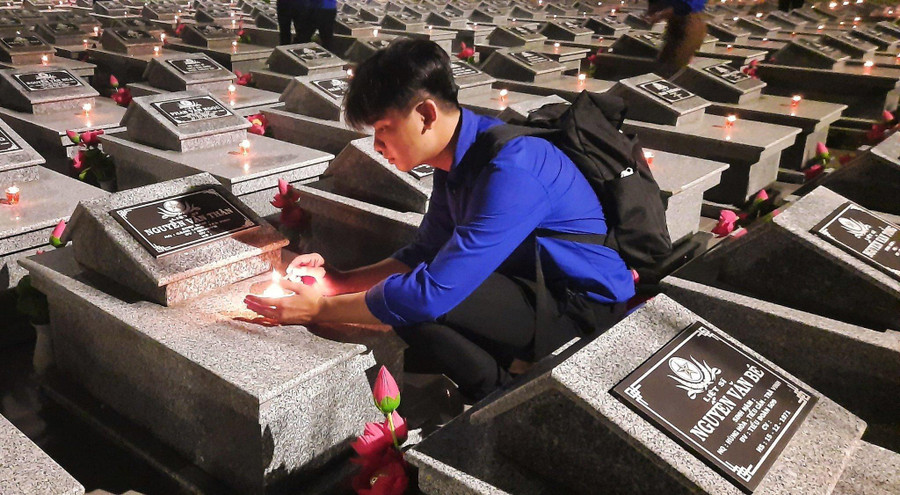 Đoàn viên thanh niên Trường ĐH Trà Vinh thắp nến tri ân tại nghĩa trang liệt sĩ.