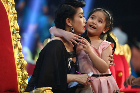 Con gái danh hài Kiều Oanh quậy tưng bừng ở hậu trường Cười xuyên Việt - Ảnh 13 Con gai danh hai Kieu Oanh quay tung bung o hau truong Cuoi xuyen Viet - Anh 13