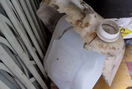 Axit vang tung toe o cho Kim Bien, 5 nguoi bi thuong - Anh 2