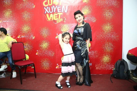 Con gái danh hài Kiều Oanh quậy tưng bừng ở hậu trường Cười xuyên Việt - Ảnh 1 Con gai danh hai Kieu Oanh quay tung bung o hau truong Cuoi xuyen Viet - Anh 1