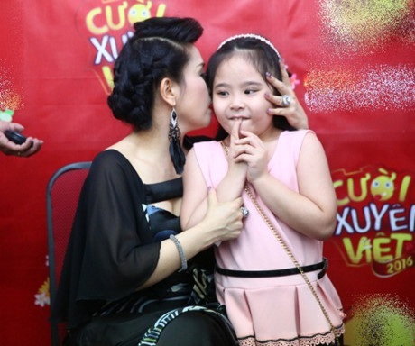 Con gái danh hài Kiều Oanh quậy tưng bừng ở hậu trường Cười xuyên Việt - Ảnh 12 Con gai danh hai Kieu Oanh quay tung bung o hau truong Cuoi xuyen Viet - Anh 12