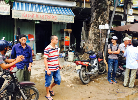 Axít văng tung tóe ở chợ Kim Biên, 5 người bị thương - Ảnh 1 Axit vang tung toe o cho Kim Bien, 5 nguoi bi thuong - Anh 1