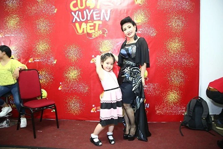 Con gái danh hài Kiều Oanh quậy tưng bừng ở hậu trường Cười xuyên Việt