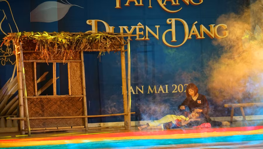 Với lợi thế là một giáo viên dạy âm nhạc, cô giáo Nguyễn Phương Loan mang đến vở nhạc kịch “Quê em mùa nước lũ” đầy cảm động.