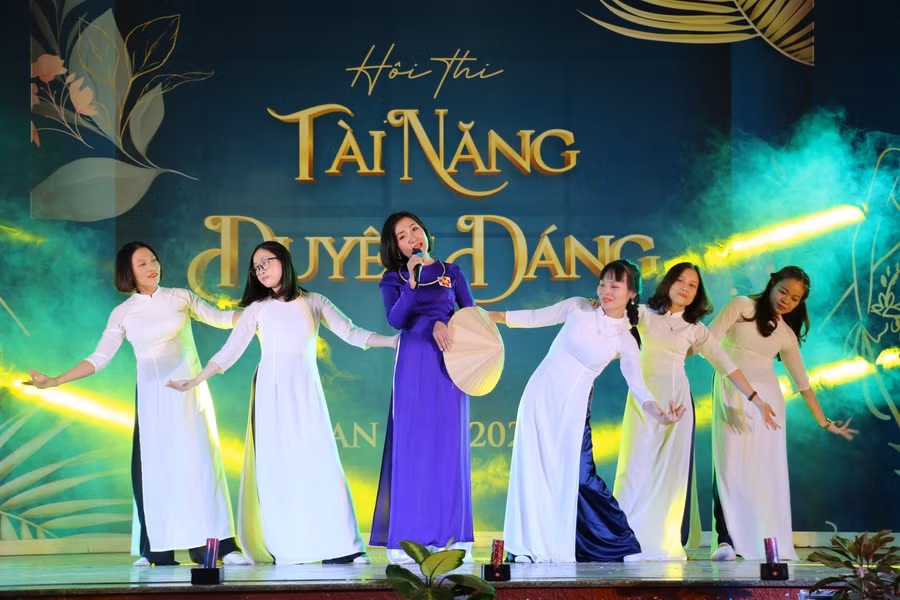 Cô giáo Nguyễn Thị Mai (khối Mầm non) với tiết mục “Mưa chiều miền Trung”.